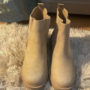 Tan boots size 7 1/2